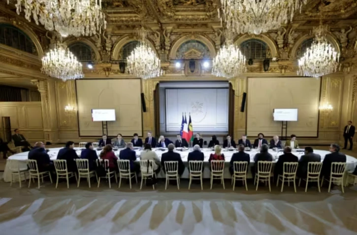 Le président Emmanuel Macron (C) lors d'une réunion sur la Nouvelle-Calédonie, le 19 janvier 2026 à Paris ( POOL / STEPHANE DE SAKUTIN )