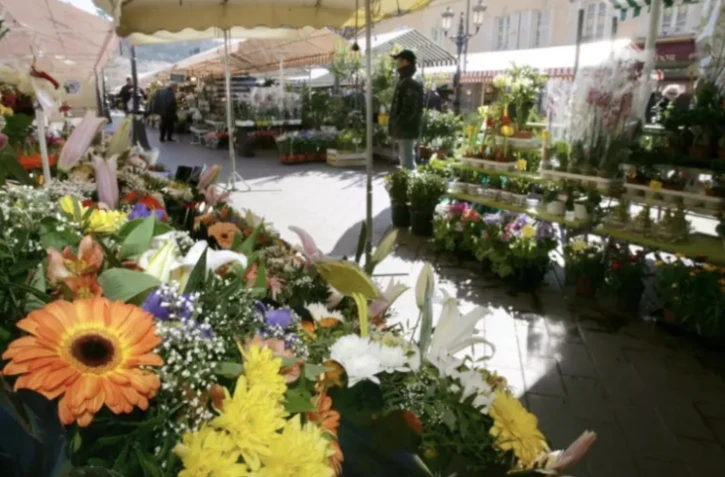 Vendeur sur les marchés, spécialiste en soins de bien-être, cumul de petits boulots: beaucoup de soignants suspendus pour leur refus de se faire vacciner contre le Covid-19 se sont reconvertis ( AFP / STEPHANE DANNA )