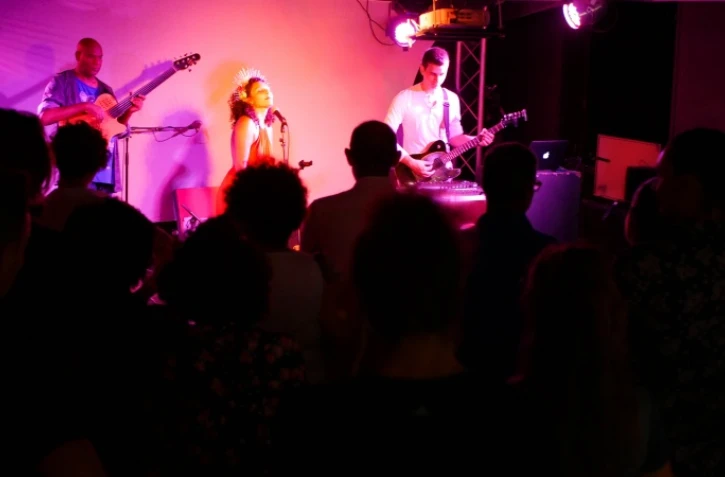 OMA, MÙ, Bisik, musique, concert