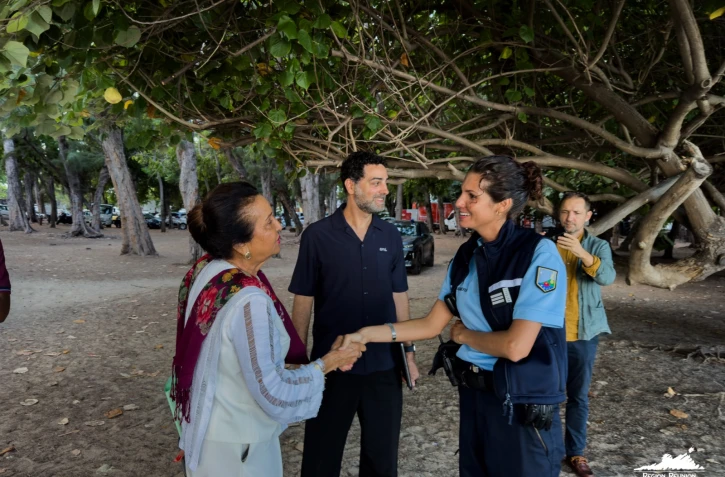 Région Réunion : la présidente de Région en visite sur le tournage de la série Les chercheurs d'or