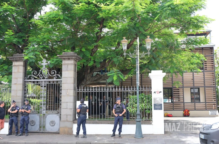 Saint-Denis : un homme perché dans un arbre rue de Paris [?]