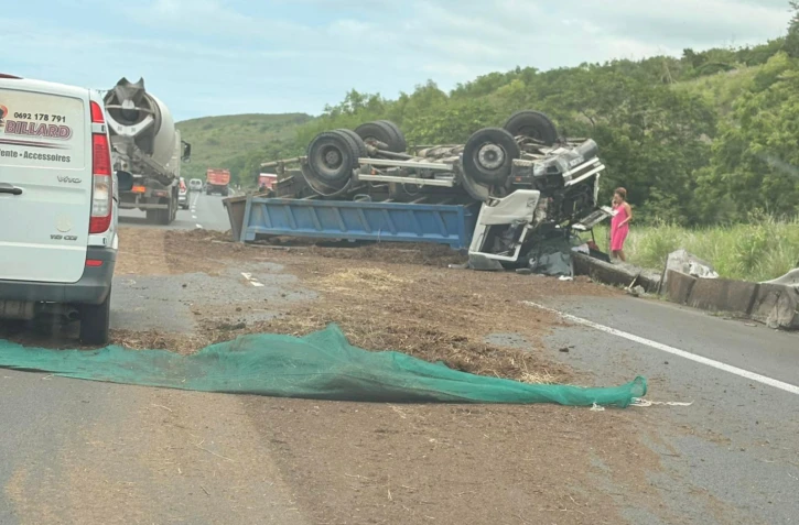 Étang-Salé : fermeture d'une portion de la Route des Tamarins, déviation via la route des plages vers l'ouest