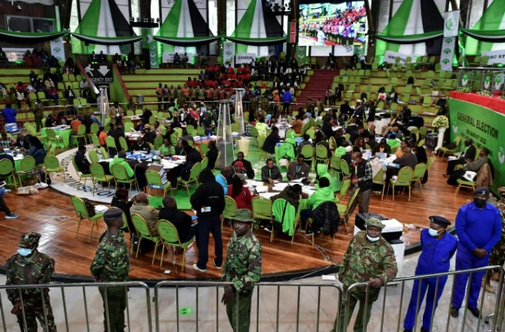 Des soldats montent la garde autour des agents de la Commission électorale indépendante (IEBC) pendant la vérification des résultats de la présentielle, le 14 août 2022 à Nairobi, au Kenya