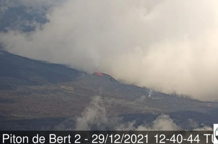 L'éruption se poursuit au volcan, sans évolution notable 
