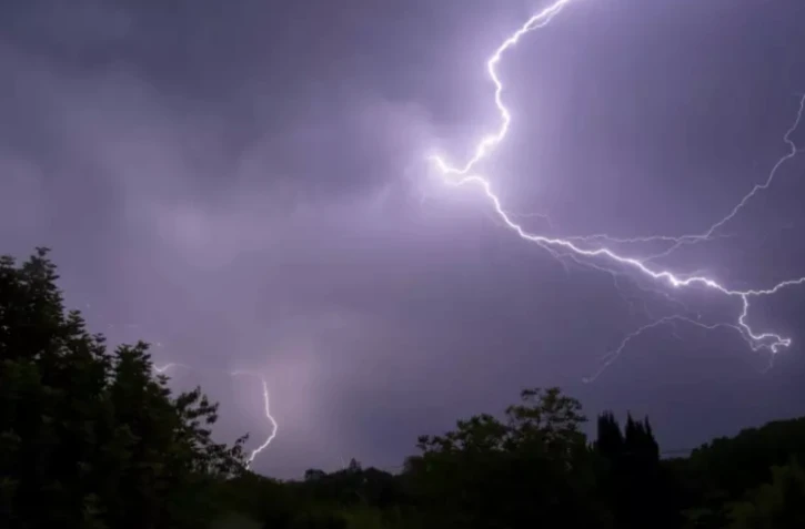Météo-France a mis en garde contre le risque d'orages "violents" voire "exceptionnels" dans l'est du pays ( AFP / GUILLAUME SOUVANT )
