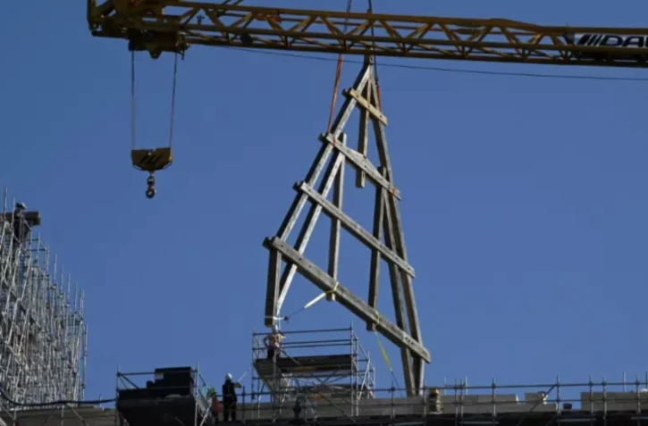 Une ferme de 15 mètres de long et de 10 mètres de haut gruttée au sommet de Notre-Dame de Paris, le 11 juillet 2023 ( AFP / STEFANO RELLANDINI )