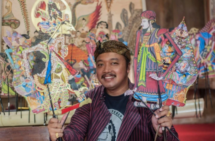 Indra Suroinggeno, fondateur du studio de marionnettes Beber Sekartaji, le 24 décembre 2021 à Bantul, en Indonésie