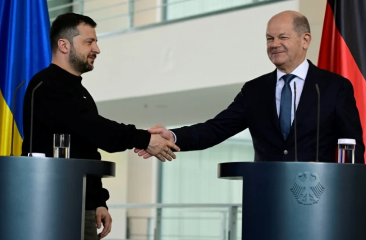 Le chancelier allemand Olaf Scholz (d) et le président ukrainien Volodymyr Zelensky se serrent la main, lors d'une conférence de presse conjointe, le 14 mai 2023, à la chancellerie, à Berlin