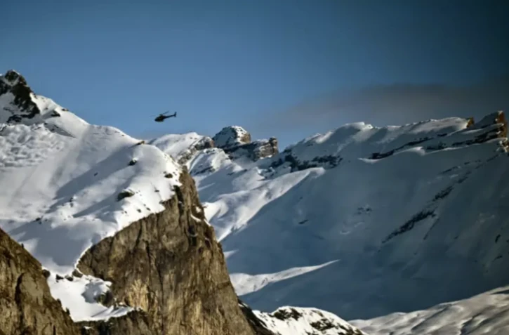 Un alpiniste a été tué et quatre blessés lorsqu'un bloc de glace, un sérac, s'est détaché d'un glacier d'un sommet du massif du Mont-blanc ( AFP / OLIVIER CHASSIGNOLE )