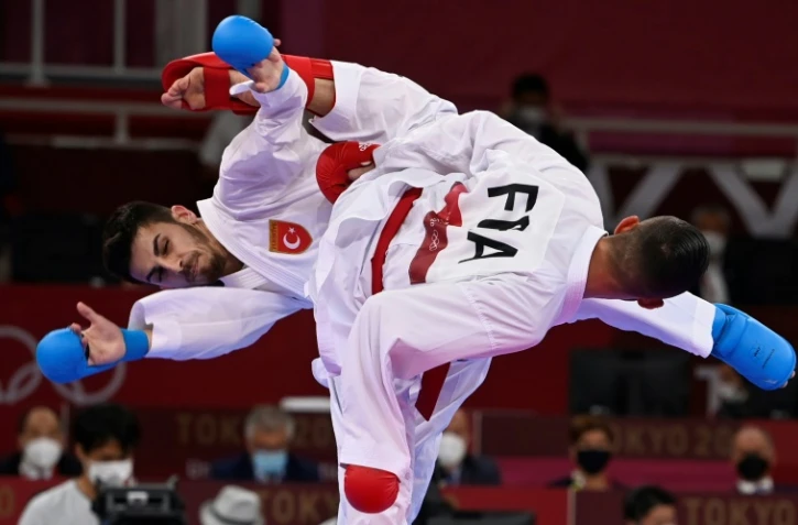 Le Français Steven Da Costa (d) affronte le Turc Eray Samdan en finale du tournoi olympique de karaté kumite réservé aux moins de 67 kg, le 5 août 2021 à Tokyo