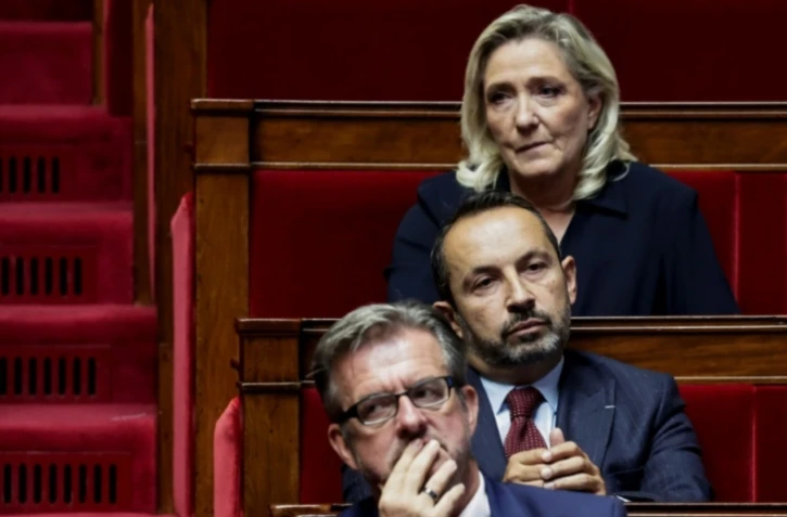 La présidente du groupe Rassemblement national à l'Assemblée nationale, Marine Le Pen, et le député RN Sébastien Chenu (c) à l'Assemblée nationale à Paris le 1er octobre 2025 ( AFP / STEPHANE DE SAKUTIN )