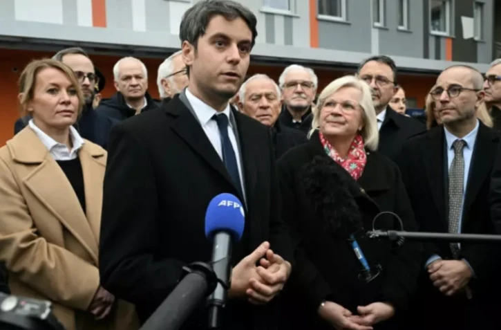 Le Premier ministre Gabriel Attal (C) et la nouvelle ministre du Travail, de la Santé et des Solidarités, Catherine Vautrin devant le centre hospitalier universitaire de Dijon, le 13 janvier 2023 ( AFP / Bertrand GUAY )