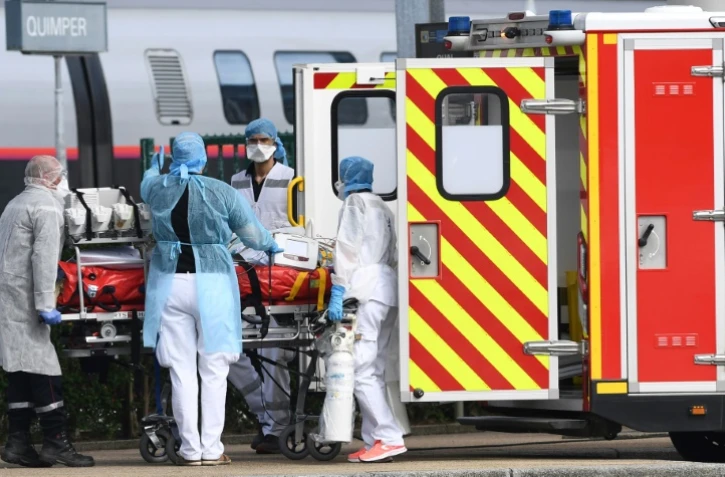 Des équipes médicales prennent en charge un patient contaminé par le Covid-19, à son arrivée à la gare de Quimper, le 5 avril 2020 dans le Finistère