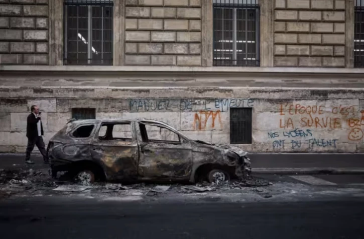 Une voiture brûlée dans le centre de Paris après un week-end de manifestations et de violences, le 19 octobre 2026