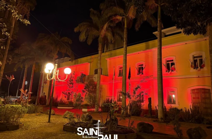 Saint-Paul : l'hĂ´tel de ville s'illumine aux couleurs de Septembre rouge