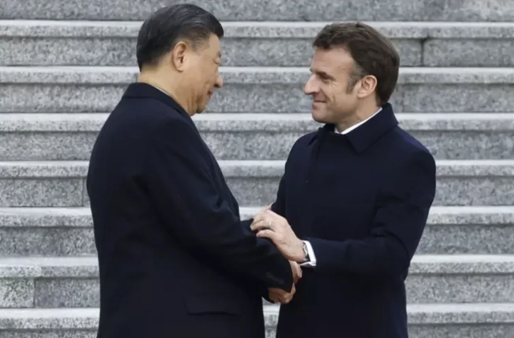  Le président français Emmanuel Macron (d) serre la main de son homologue chinois Xi Jinping à Pékin, le 6 avril 2023 ( AFP / LUDOVIC MARIN )