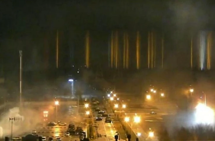 Photo transmise par les autorités ukrainiennes le 1er mars 2022 montrant les secours en train de porter secours aux victimes du bombardement russe sur Jytomyr, à l'ouest de Kiev 