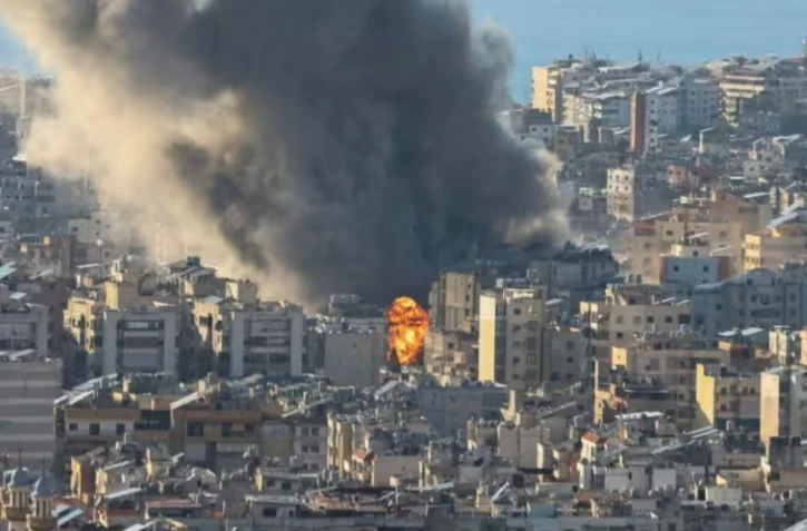 Des panaches de fumée s'élèvent suite aux bombardements israéliens sur la banlieue sud de Beyrouth le 2 mars 2026 ( AFP / IBRAHIM AMRO )