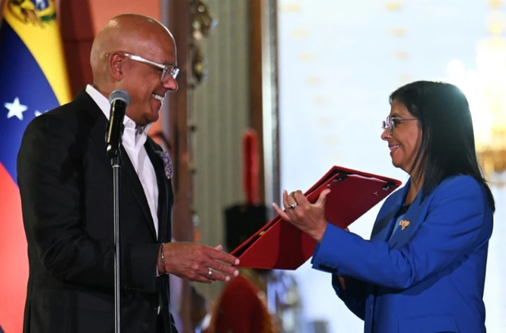 La présidente par intérim du Venezuela Delcy Rodriguez se voit remettre la loi d'amnistie par le président de l'Assemblée nationale Jorge Rodriguez, le 19 février 2026 au palais de Miraflores à Caracas