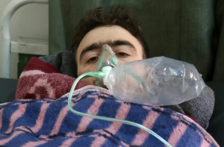 Un Syrien est soigné après une attaque au gaz à Khan Cheikhoun dans le nord-ouest de la Syrie, le 4 avril 2017