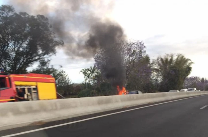 Voiture en feu 