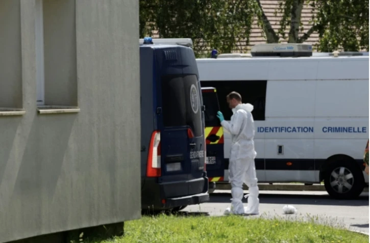 Un enquêteur de la police scientifique près d'un ensemble résidentiel où un homme a tué à coups de couteau sa compagne et leurs deux enfants et blessé deux personnes dans la rue avant d'être interpellé, le 7 septembre 2024 à Mormant, en Seine-et-Marne