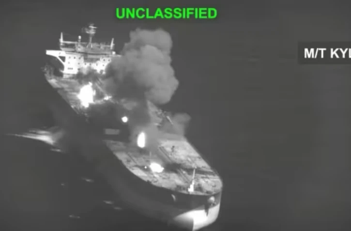Capture d'écran réalisée le 5 septembre 2026 à partir d'une vidéo diffusée par le Commandement central des États-Unis (Centcom) sur X montrant ce que le Centcom présente comme une frappe des forces armées américaines contre un pétrolier iranien, dans le golfe d'Oman, le 5 septembre 2026 ( US Central Command (CENTCOM) / Handout )