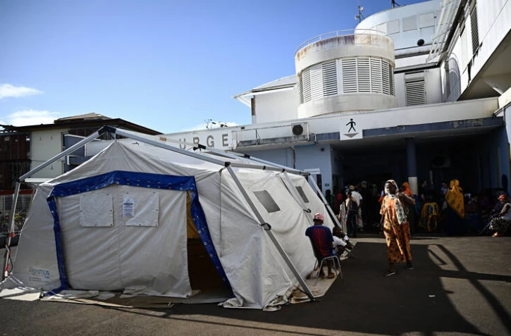 Devant le centre hospitalier de Mamoudzou, à Mayotte, le 6 janvier. (Julien de Rosa/AFP)