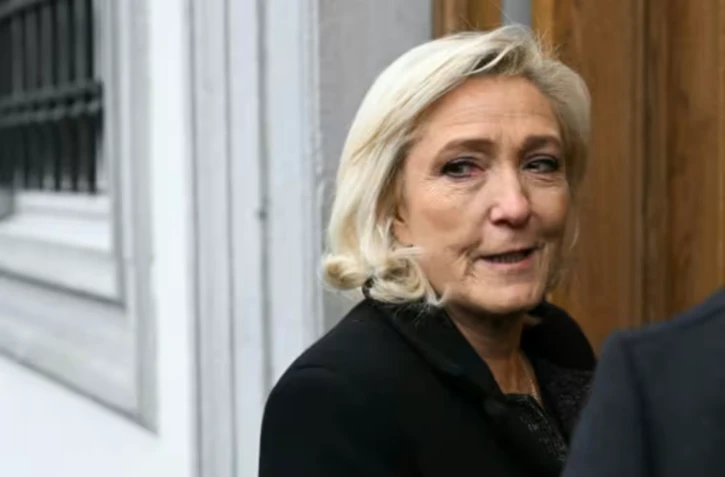La présidente du groupe parlementaire RN à l'Assemblée nationale, Marine Le Pen, à Bruxelles le 17 décembre 2025 ( AFP / NICOLAS TUCAT )