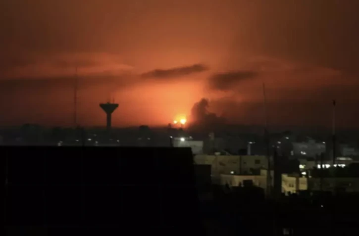 Une photo prise depuis Rafah, dans le sud de la bande de Gaza, montre de la fumée s'élevant au-dessus des bâtiments à la suite d'un bombardement israélien, le 4 décembre 2023 ( AFP / SAID KHATIB )