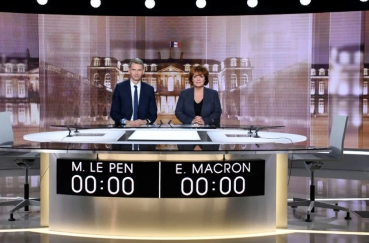 Les journalistes Christophe Jakubyszyn et Nathalie Saint-Cricq sur le plateau de télévision le 2 mai 2017 à la Plaine Saint Denis, avant le débat télévisé Emmanuel Macron et Marine Le Pen
