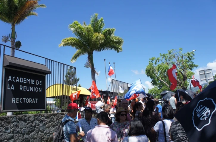 Manifestation des enseignants remplaçants devant le rectorat