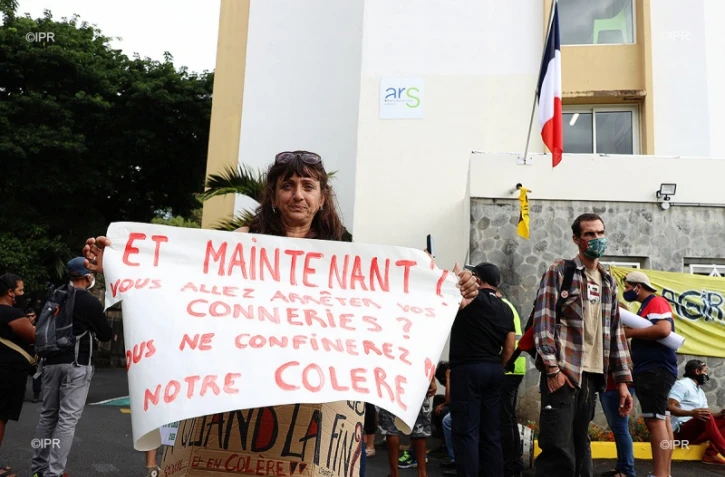 manifestation gilets jaunes devant l'ARS