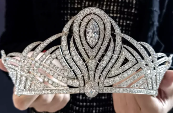 Le diadème serti de diamants de Bessborough, porté pendant les couronnements du roi George VI, en 1937 et de la reine Elizabeth II, en 1953, présenté avant une vente aux enchères chez Christie's, le 15 mai 2023 à Genève ( AFP / Robin MILLARD )