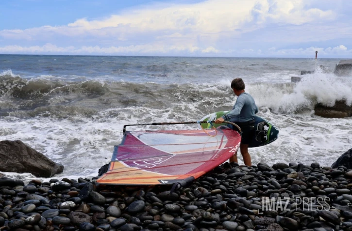La Possession : un véliplanchiste profite du calme avant la tempête