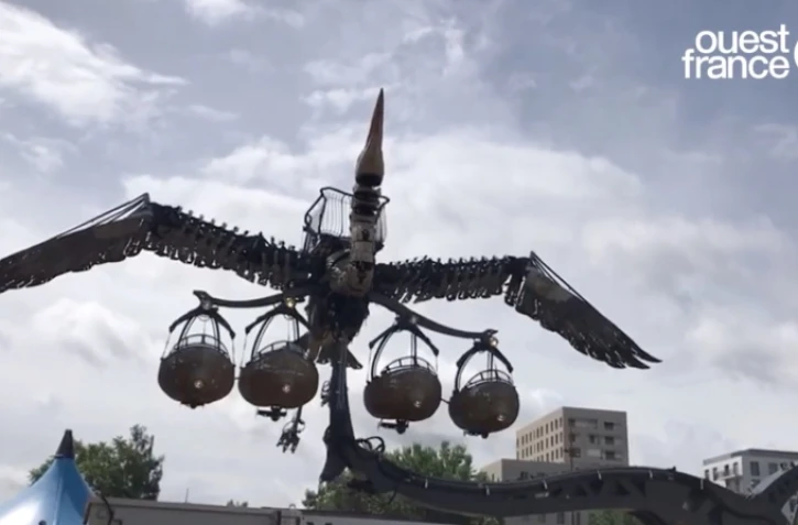 Nantes : un grand héron métallique vole dans le ciel 