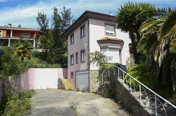 C'est dans cette maison d'Oviedo, en Espagne, que les policiers ont découvert trois enfants vivant au milieu de la crasse. Les parents, d'origine allemande, semblaient craindre le Covid-19. Ils ont été interpellés.  - P. Lorenzana/AFP
