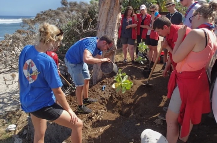 Des scouts participaient à la restauration des plages de ponte.