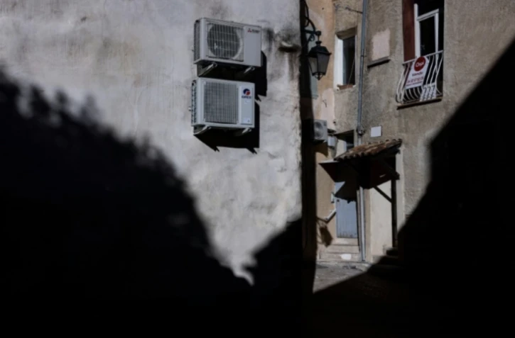 Des climatiseurs dans la ville de Manosque, dans les Alpes-de-Haute-Provence, le 29 septembre 2024 ( AFP / JOEL SAGET )