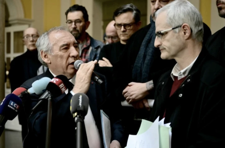 Le Premier ministre Francois Bayrou (à gauche) lors d'une conférence de presse avec le porte-parole du collectif des victimes de Bétharram, Alain Esquerre, le 15 février 2025 à Pau ( AFP / Philippe Lopez )
