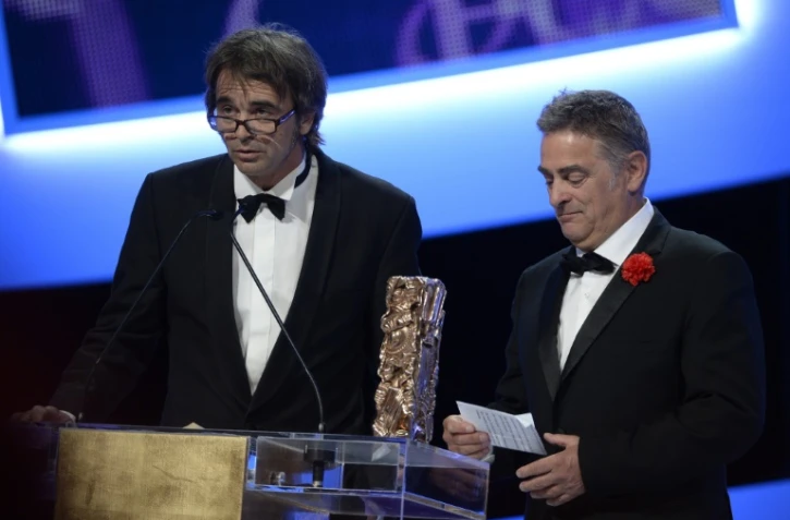 Le producteur français Barthélémy Fougea (g) et le réalisateur français Pascal Plisson reçoivent le César du meilleur documentaire pour le film "Les chemins de l'école", lors de la 39e édition des Césars à Paris le 28 février 2014