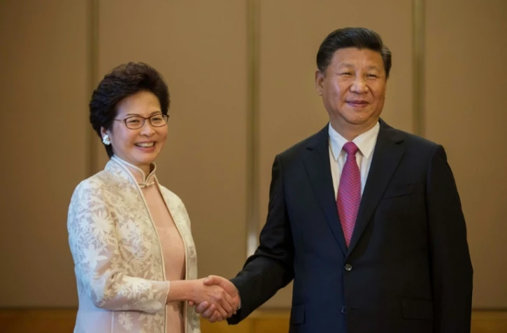 Le président chinois Xi Jinping (D) et la nouvelle cheffe de l'exécutif hongkongais Carrie Lam (G) à Hong Kong le 1er juillet 2017