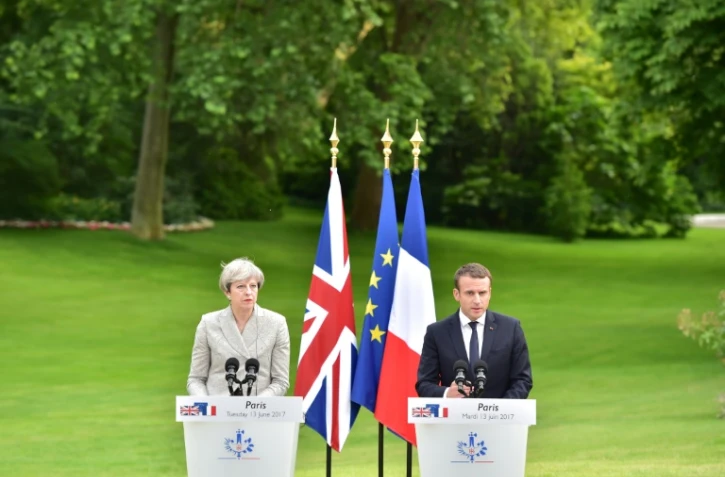 Theresa May (G) et Emmanuel Macron, le 13 juin 2017 à l'Elysée