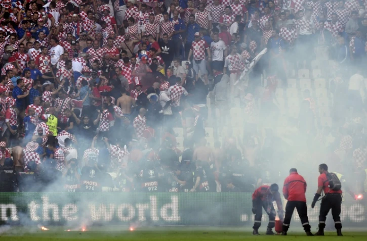 Jets de fumigènes par les supporters croates sur la pelouse lors du match de l'Euro-2016 contre la République Tchèque à Saint-Etienne, le 17 juin 2016