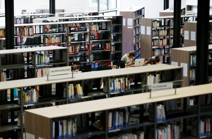 Des étudiants travaillent dans une bibliothèque de la faculté de Mont-Saint-Aignan, près de Rouen, le 11 octobre 2017