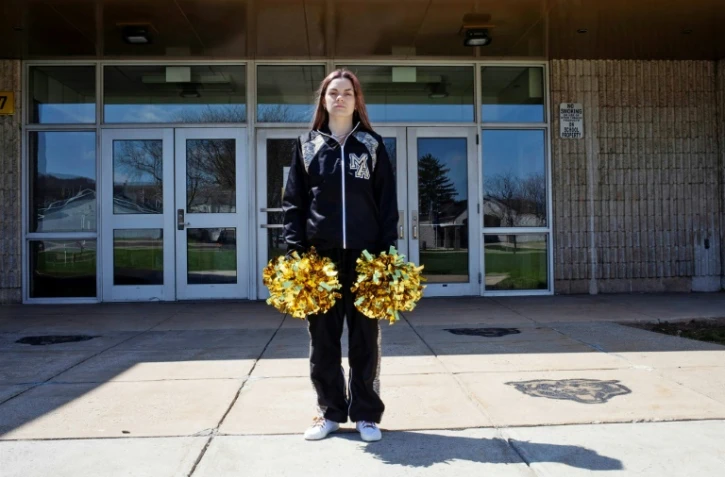 Image fournie par l'organisation ACLU de la pom pom girl américaine Brandi Levy devant le lycée de Mahanoy City, en Pennsylvanie