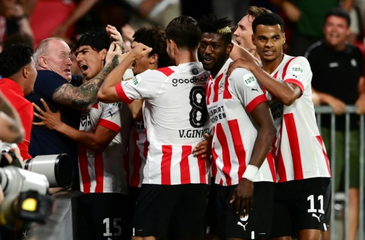 Les joueurs du PSV célèbrent le but de la qualification face à l'AS Monaco, le 9 août 2022 à Eindhoven, en 3e tour préliminaire de la Ligue des champions