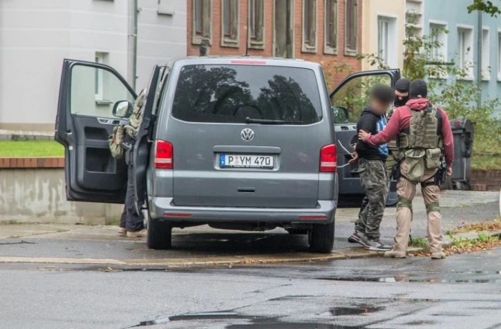 Des policiers interpellent une personne à Chemnitz, en Allemagne, le 8 octobre 2016