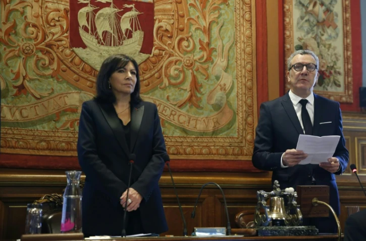Le bourgmestre de Bruxelles, Yvan Mayeur (d), et la maire de Paris, Anne Hidalgo, le 29 mars 2016 devant le Conseil de Paris