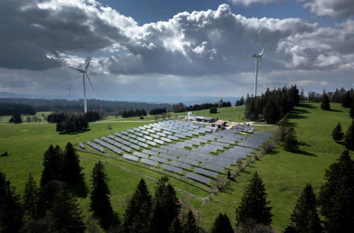 Une ferme de panneaux solaires et des éoliennes sur les hauteurs de Saint-Imier, en Suisse, le 8 mai 2024